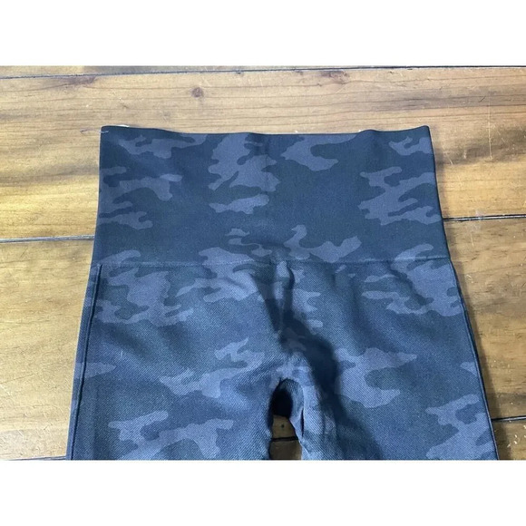 Spanx Leggings Black Camo Cropped Look at Me Now Seamless Leggings Size Medium - Picture 5 of 8